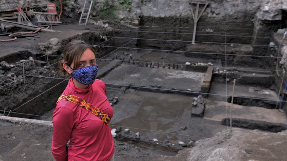 La arqueóloga Ximena Castro frente a las excavaciones