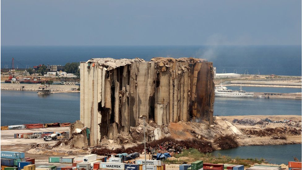 صوامع الحبوب المتضررة في ميناء العاصمة اللبنانية بيروت