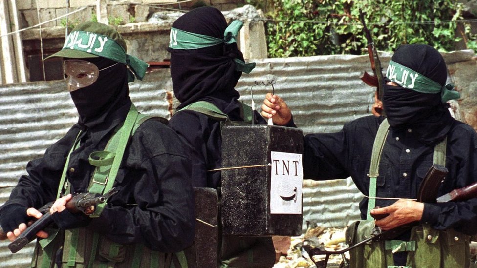 Palestinski militanti sa kutijama označenim kao TNT eksploziv, tokom antiizraelskog protesta u palestinskom izbegličkom kampu Ain al-Hilveh na periferiji južne libanske luke Sidon, oktobra 2000. godine