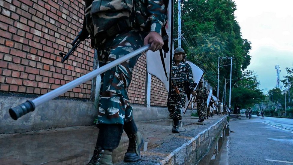Personal de seguridad patrulla durante un cierre en Srinagar el pasado 10 de agosto.