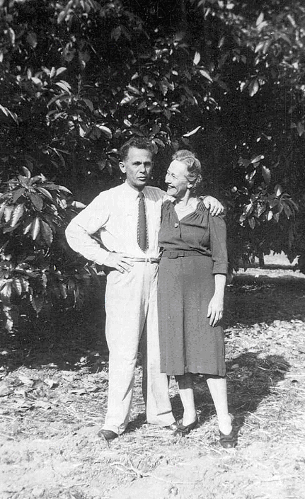 Rudolph y Elizabeth Hass frente al árbol madre de aguacates Hass.