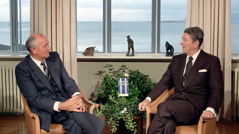 Mikhail Gorbachev e Ronald Reagan