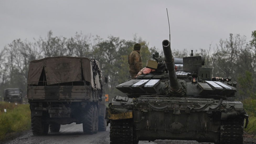 دبابة روسية تركتها القوات الروسية المنسحبة