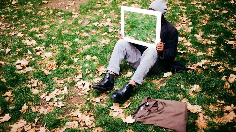 Sunny sentado con un espejo en un parque