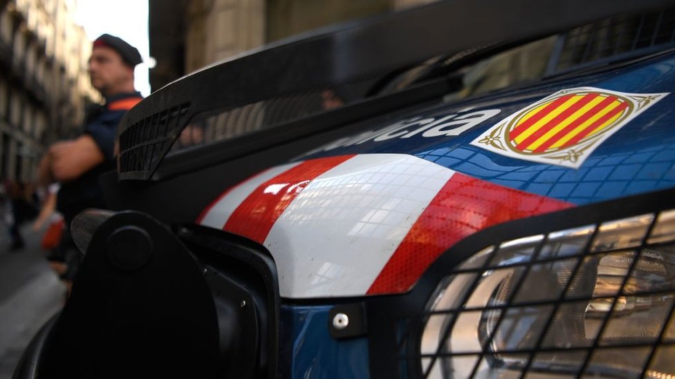 El matrimonio tiene otros dos hijos, que, tras su detención, quedaron bajo la tutela de las autoridades. Un agente, junto a un vehículo policial.