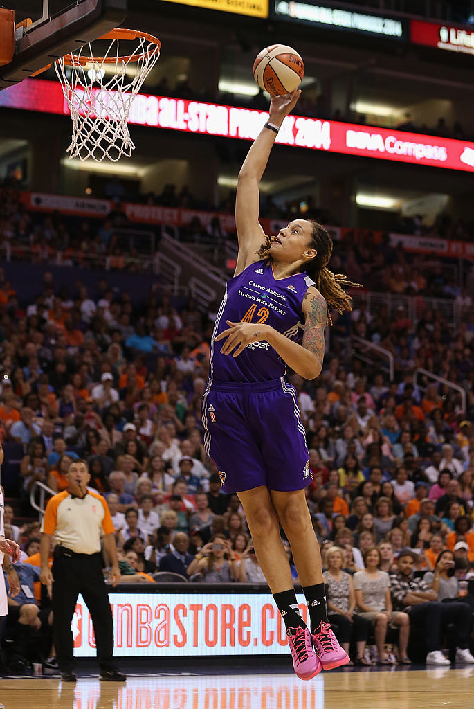 Brittney Griner enterrando durante partida em 19 de julho de 2014 em Phoenix, Arizona