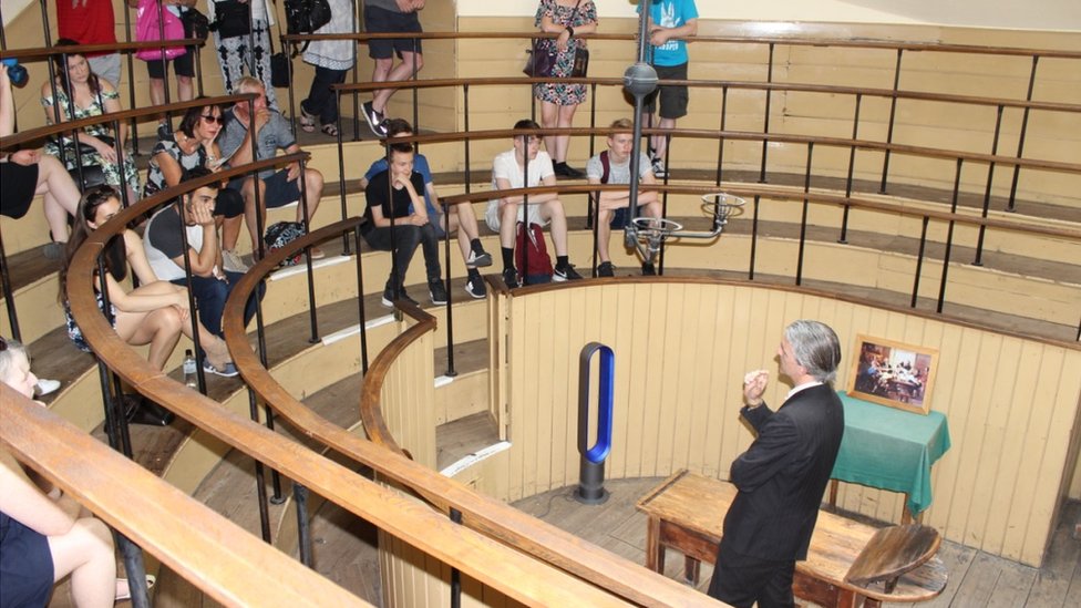 La sala de operaciones The Old Operating Theatre, de 1822, se construyó con una gran claraboya para maximizar la entrada de luz natural y con gradas semicirculares para alojar a un gran público de estudiantes de medicina. Old Operating Theatre, en London Bridge.