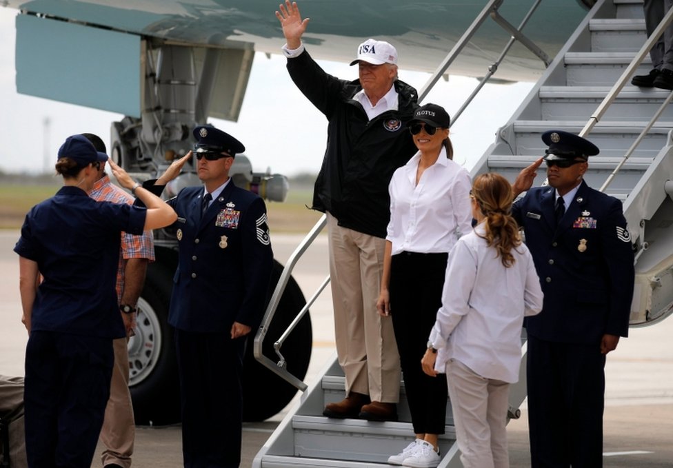 Президент Дональд Трамп машет рукой рядом с первой леди Меланией Трамп по прибытии в Корпус-Кристи, штат Техас, 29 августа 2017 г.