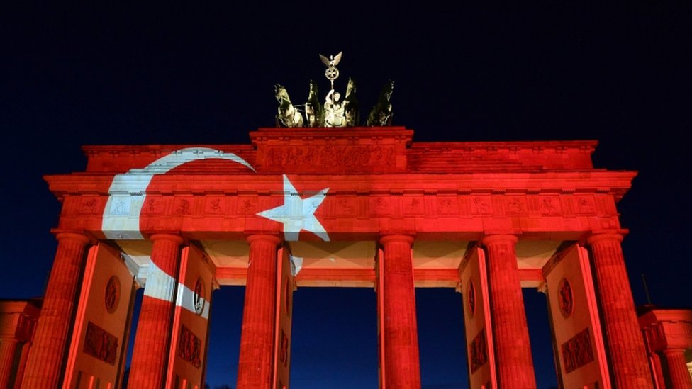 Бранденбургские ворота в Берлине освещены в память