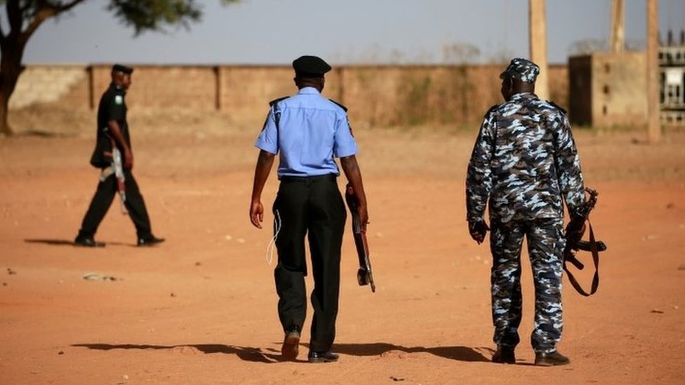 Polisi berpatroli di lokasi penculikan di Nigeria.