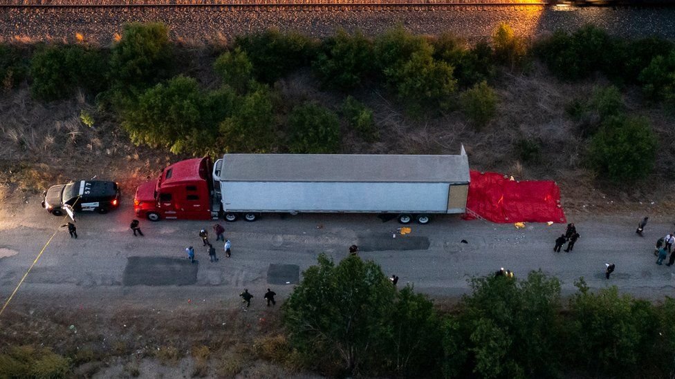 美國警方在聖安東尼奧市郊偏遠地區的一輛卡車中至少發現42具遺體。這些受害者據信是移民。