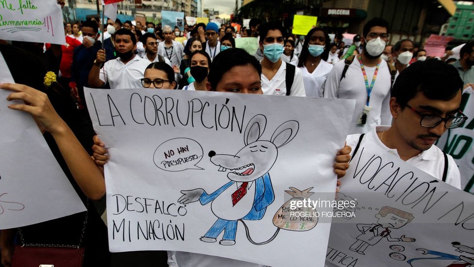 Manifestantes en Panamá con pancarta sobre corrupción
