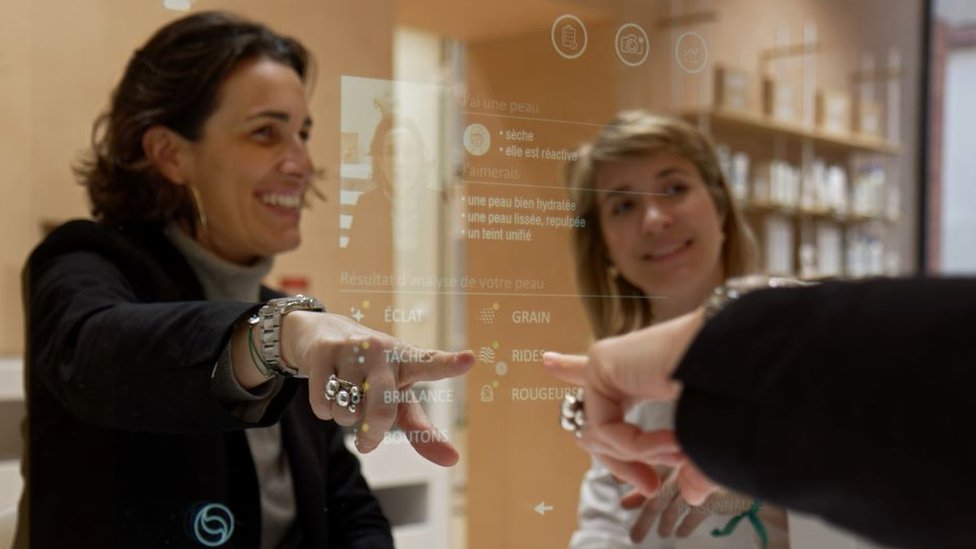 Duas mulheres experimentando a tecnologia de detecção de movimento do Care OS