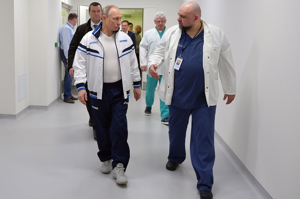 Главный врач Денис Проценко знакомится с президентом России Владимиром Путиным 24 марта