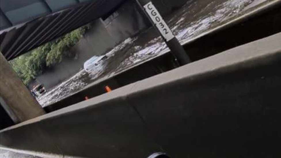 Снимок экрана из видеозаписи внезапного наводнения на трассе M25, снятой с разрешения страницы Мэтта Хикмотта в Facebook, где также шел дождь и град.