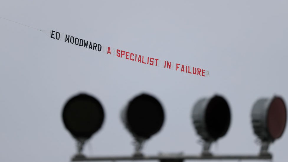 Pancarta dirigida a Woodward.