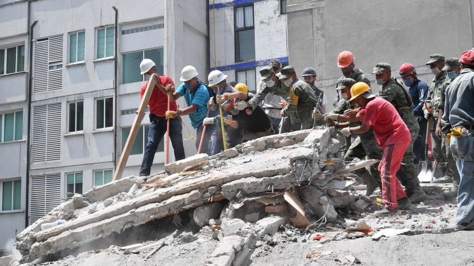 Por lo general, la primera limpieza de escombros la hacen sobrevivientes y voluntarios. Rescatistas durante el terremoto en México