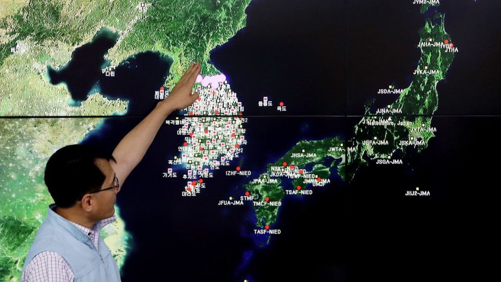 مدير مركز البراكبن والهزات الأرضية يعرض موجات زلزالية على شاشة إدارة الأرصاد الجوية الكورية في 3 سبتمبر/أيلول 2017. كوريا الجنوبية