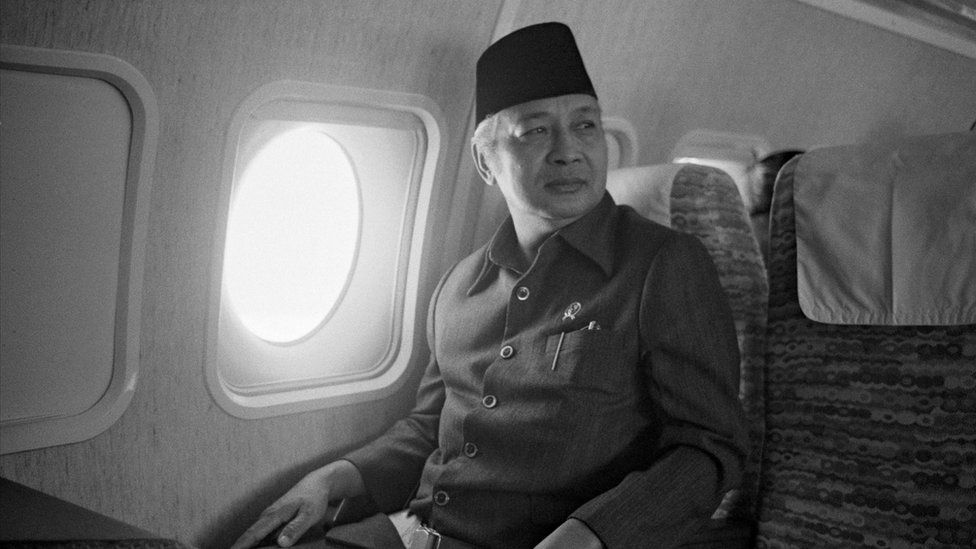 Сухарто на борту своего частного самолета во время путешествия на Яву, Индонезия, 3 февраля 1978 г.