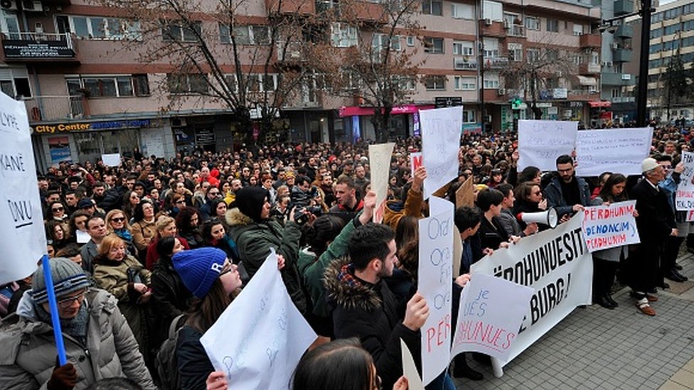 Акция протеста против предполагаемого изнасилования подростка, вспыхнувшая в Приштине в феврале