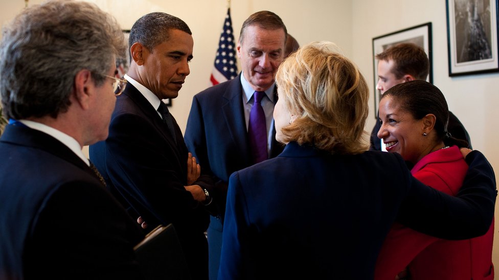 Сьюзан Райс, стоящая рядом с президентом Обамой, госсекретарем Хиллари Клинтон и другими, публично рассказала о нападениях в Бенгази по национальному телевидению