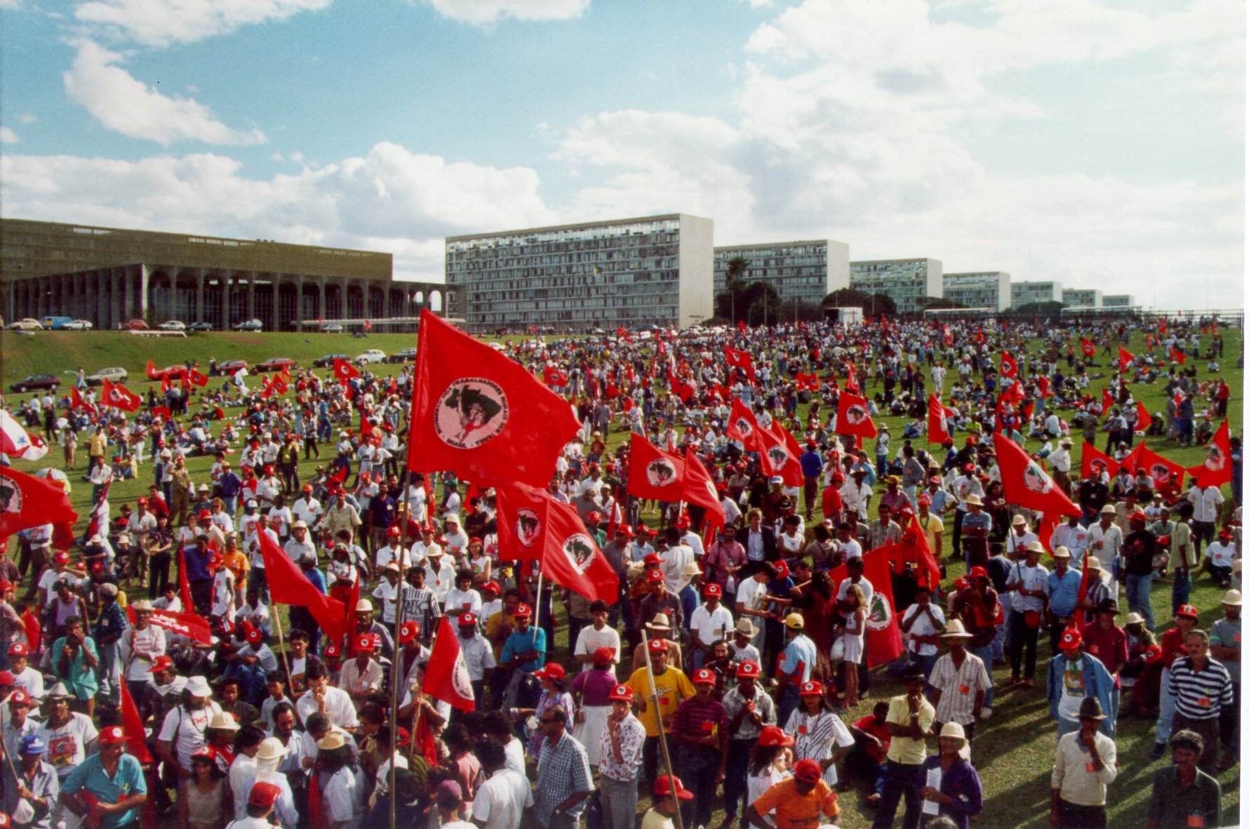 Militantes com bandeiras vermelhas do MST na Esplanada dos Ministérios, em Brasília