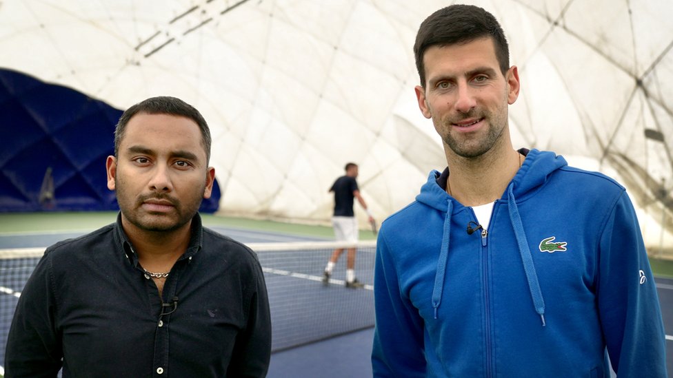 El periodista Amol Rajan y Novak Djokovic.