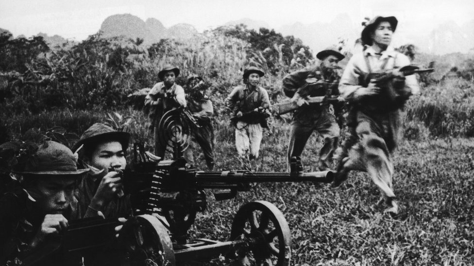 Tentara Viet Cong bergerak maju di bawah tembakan perlindungan dari senapan mesin berat selama Perang Vietnam, sekitar tahun 1968