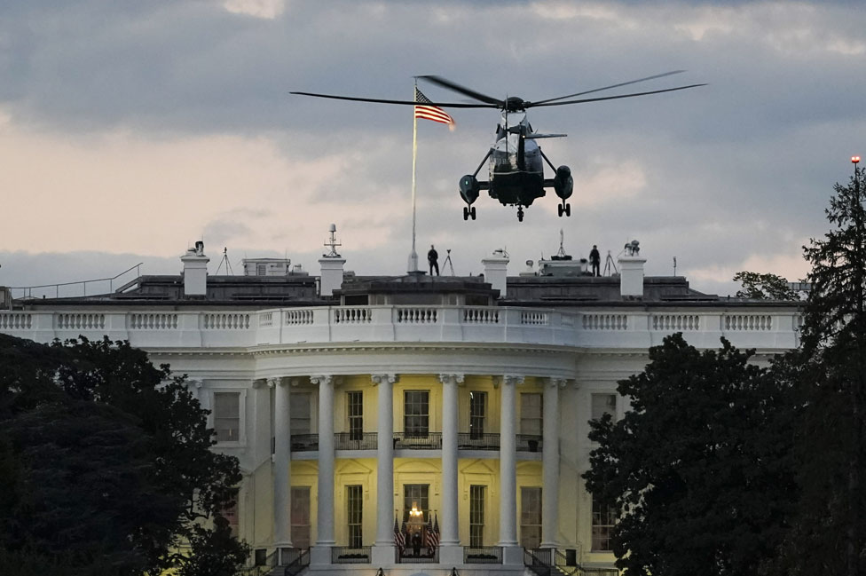 Вертолет Marine One с президентом приземляется на лужайке Белого дома