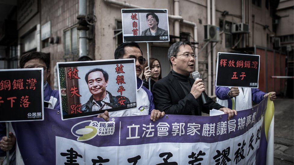 Члены Гражданской партии выражают обеспокоенность по поводу пропавших без вести книготорговцев за пределами китайского офиса связи в Гонконге 19 января 2016 года.