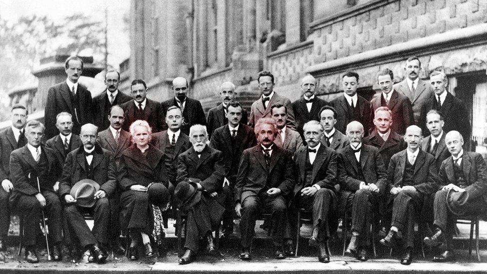 Los 29 asistentes a la famosa conferencia sobre electrones y fotones de los Institutos Internacionales Solvay de Física y Química de Bruselas en 1927. 17 eran actuales o futuros ganadores del Premio Nobel, entre ellos, Marie Curie, Albert Einstein y Max Born,.