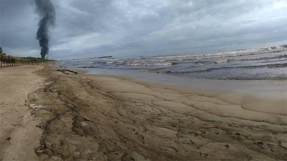 Раздаточная фотография, предоставленная экологическим активистом Сэмюэлем Кабрерой, показывает часть нефтяного загрязнения на пляже Эль-Палито в Пуэрто-Кабелло, Венесуэла, 10 августа 2020 года (опубликовано 12 августа 2020 года).