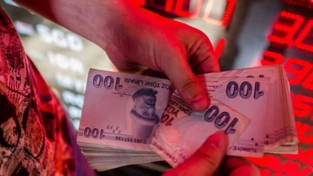 تراجعت الليرة التركية بشدة أمام الدولار الأمريكي