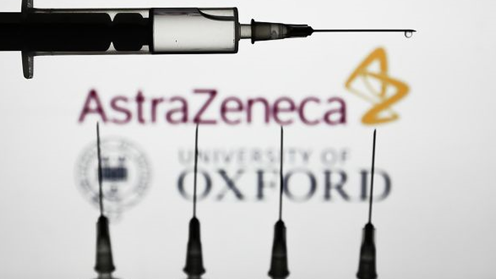 Foto de cinco vacinas como logomarca da farmacêutica AstraZeneca e da Universidade de Oxford no fundo