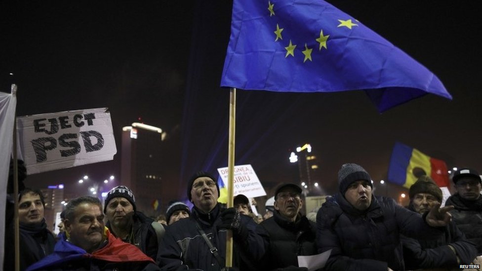 Протестующие держат флаг ЕС во время демонстрации в Бухаресте, Румыния, 5 февраля 2017 года.