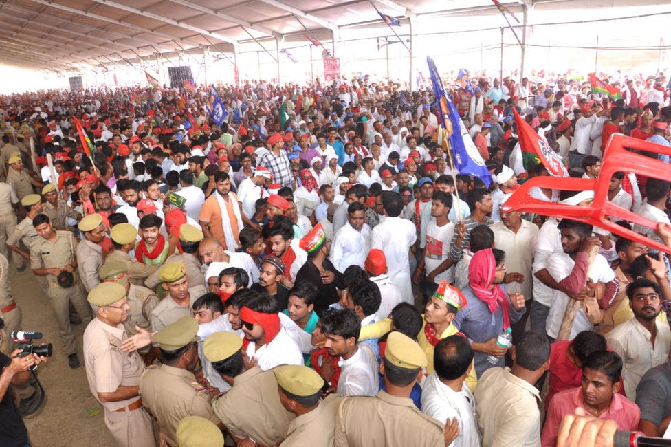 Вид на толпу, собравшуюся на грандиозном митинге альянса 16 мая 2019 года в Варанаси.