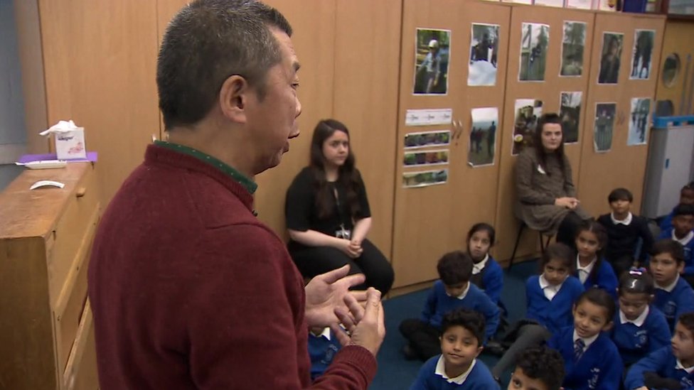 Джон Ау проводит собрание в начальной школе Лоуренса, Ливерпуль