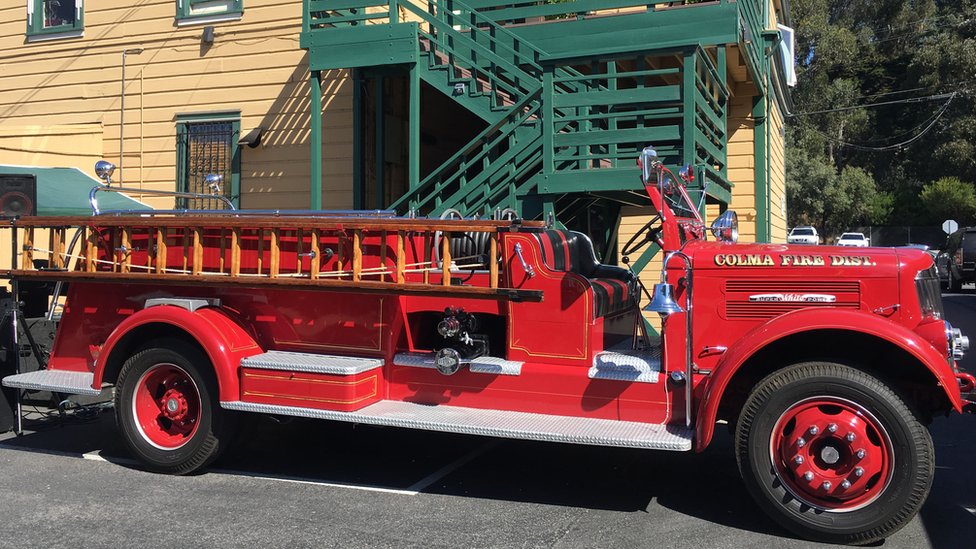 El homenaje al bombero Mark Goodman, fallecido en 2016 en Colma, se realizó en la parte trasera del local más conocido de la ciudad: la taberna Molloy's. (Foto: Beatriz Díez) Parte trasera de la taberna Molloy's en Colma, California