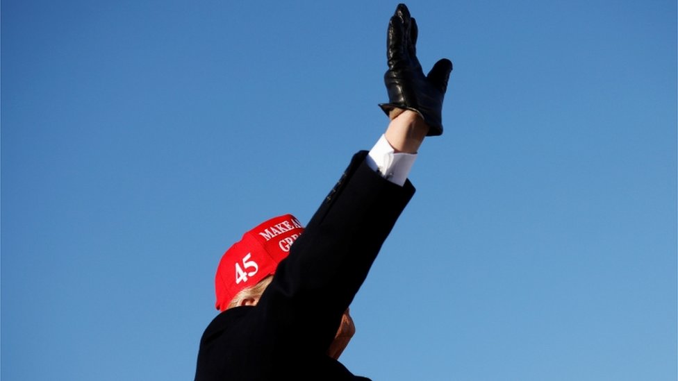 Donald Trump. saludando