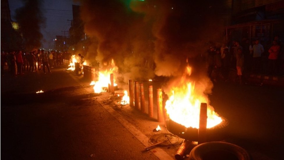 Протестующие сжигают попытки на дороге, в которой они протестуют против законопроекта о внесении поправок в закон о гражданстве 2019 в Гувахати Ассам, Индия, 11 декабря 2019 г.
