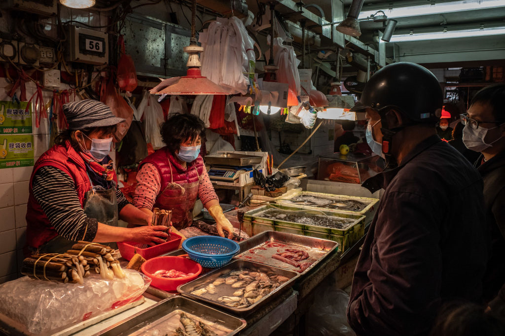 濕貨市場在亞洲等地區非常常見，這裏不一定售賣野生動物，但潮濕雜亂的環境容易成為病毒的"擴大器"。