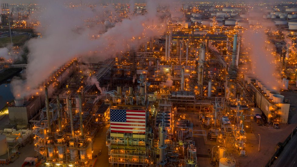 Una imagen aérea de la refinería de la empresa petrolera Marathon, en Los Ángeles, el mayor productor de gasolina en California.