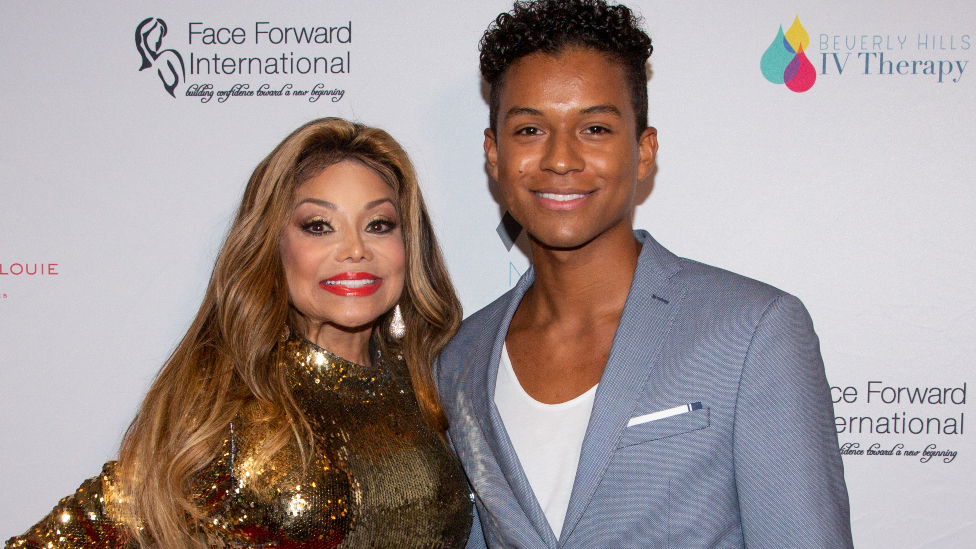 La Toya Jackson, hermana de Michael Jackson, junto a su sobrino Jafaar Jackson en 2019.