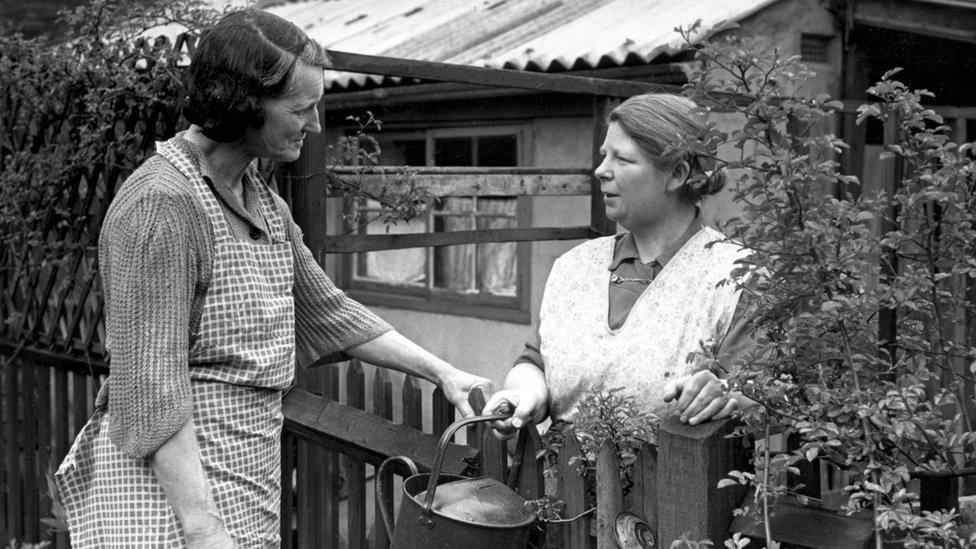 bahçede konuşan iki kadın
