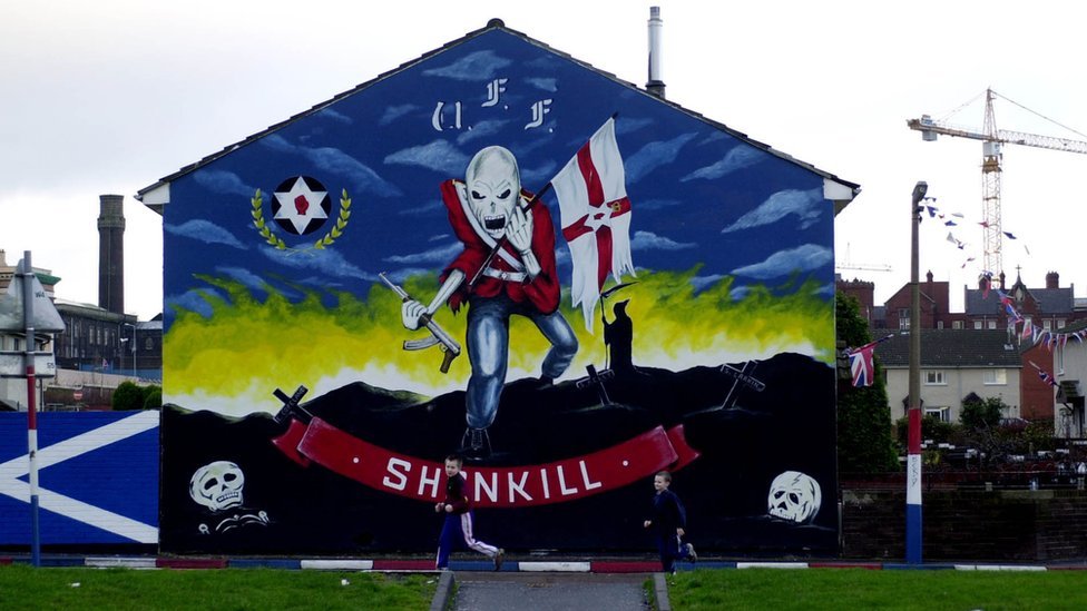 фреска на улице Лоуэр-Шанкилл в Белфасте