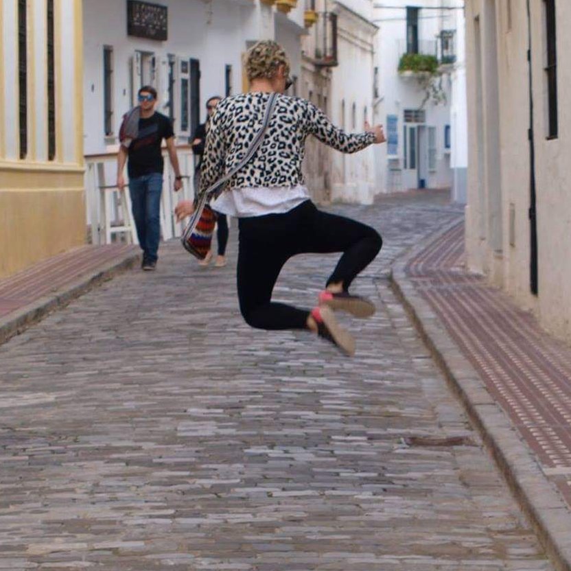 Kristina dando un salto en la calle