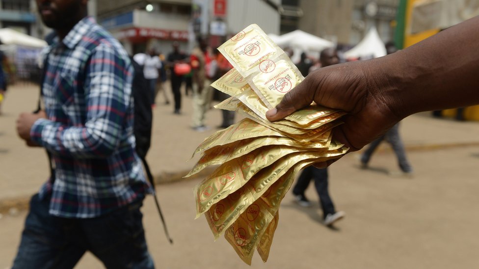 Al igual que la píldora, y a diferencia de otros métodos anticonceptivos como el preservativo, la aplicación no protege de las enfermedades de transmisión sexual. Preservativos