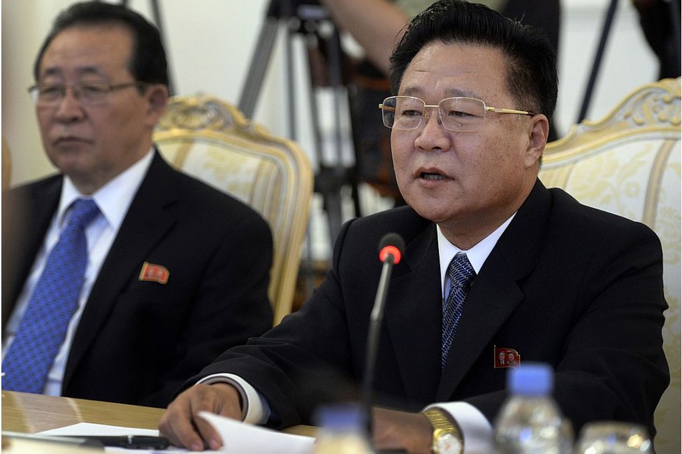 Спецпредставитель северокорейского лидера Ким Чен Ына, секретарь ЦК правящей Рабочей партии Чхве Рён Хэ (справа), встречается 20 ноября 2014 года с министром иностранных дел России в Москве.