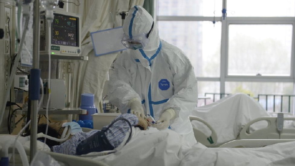 El Hospital Central de Wuhan ha publicado imágenes de su equipo tratando a los pacientes con coronavirus.