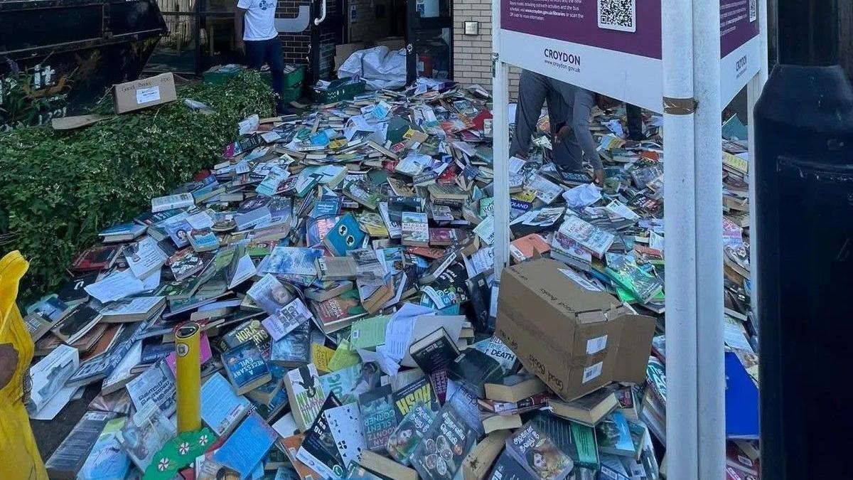 Library books dumped on Croydon pavement 'unacceptable'